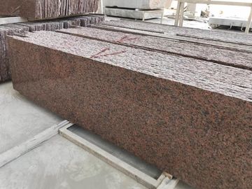 Китай Приглаживайте отрезанную по заданному размеру естественную плиту гранита каменного и кафельного клена Г562 красную поставщик