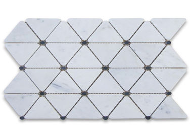 Китай Треугольник ставит точки плитка мозаики мрамора Каррары, декоративная хонингованная поверхность плиток мозаики поставщик